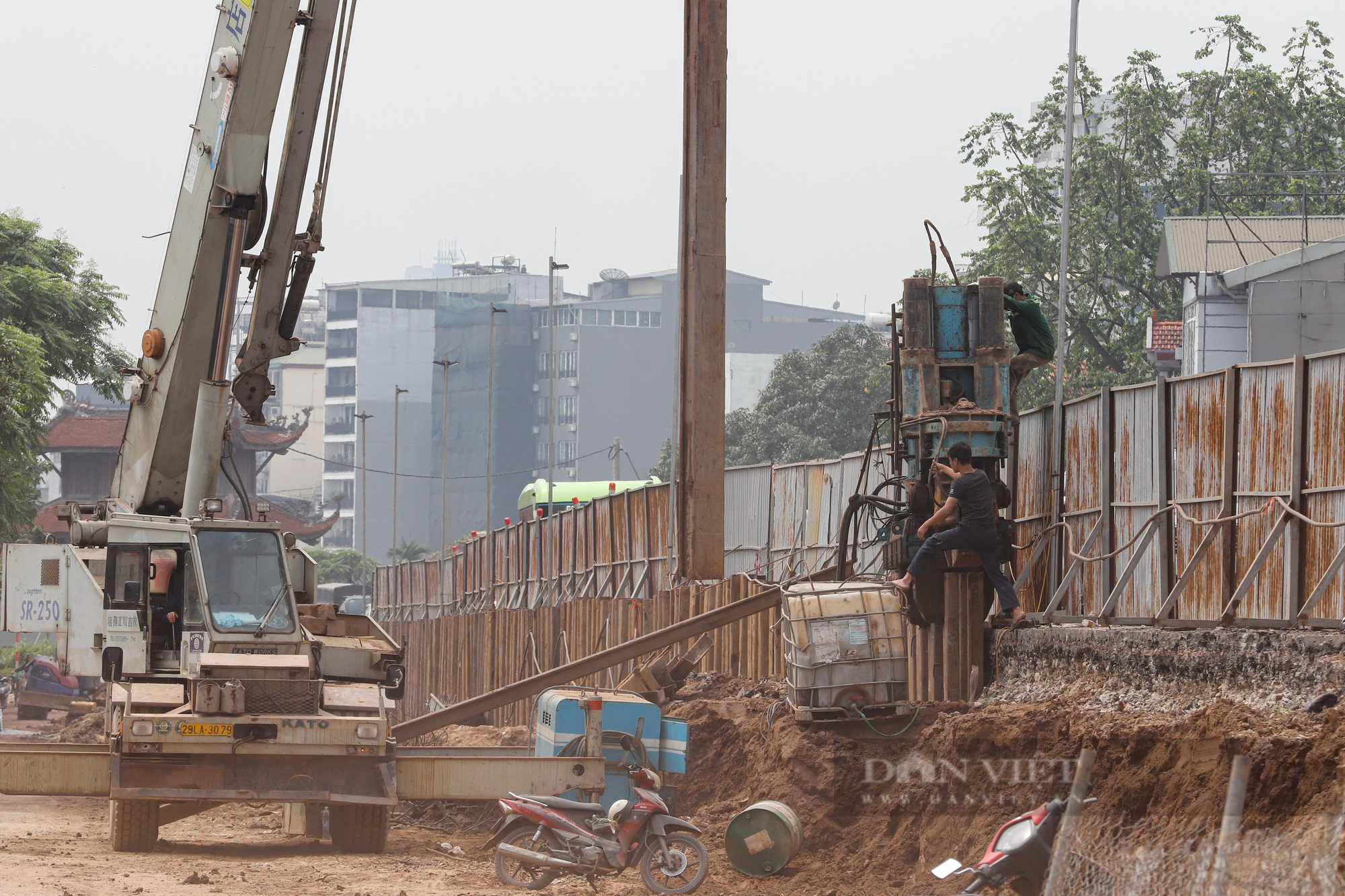 Hạ cốt đê điều cấp đặc biệt để mở rộng đường huyết mạch ra sân bay Nội Bài - Ảnh 7.