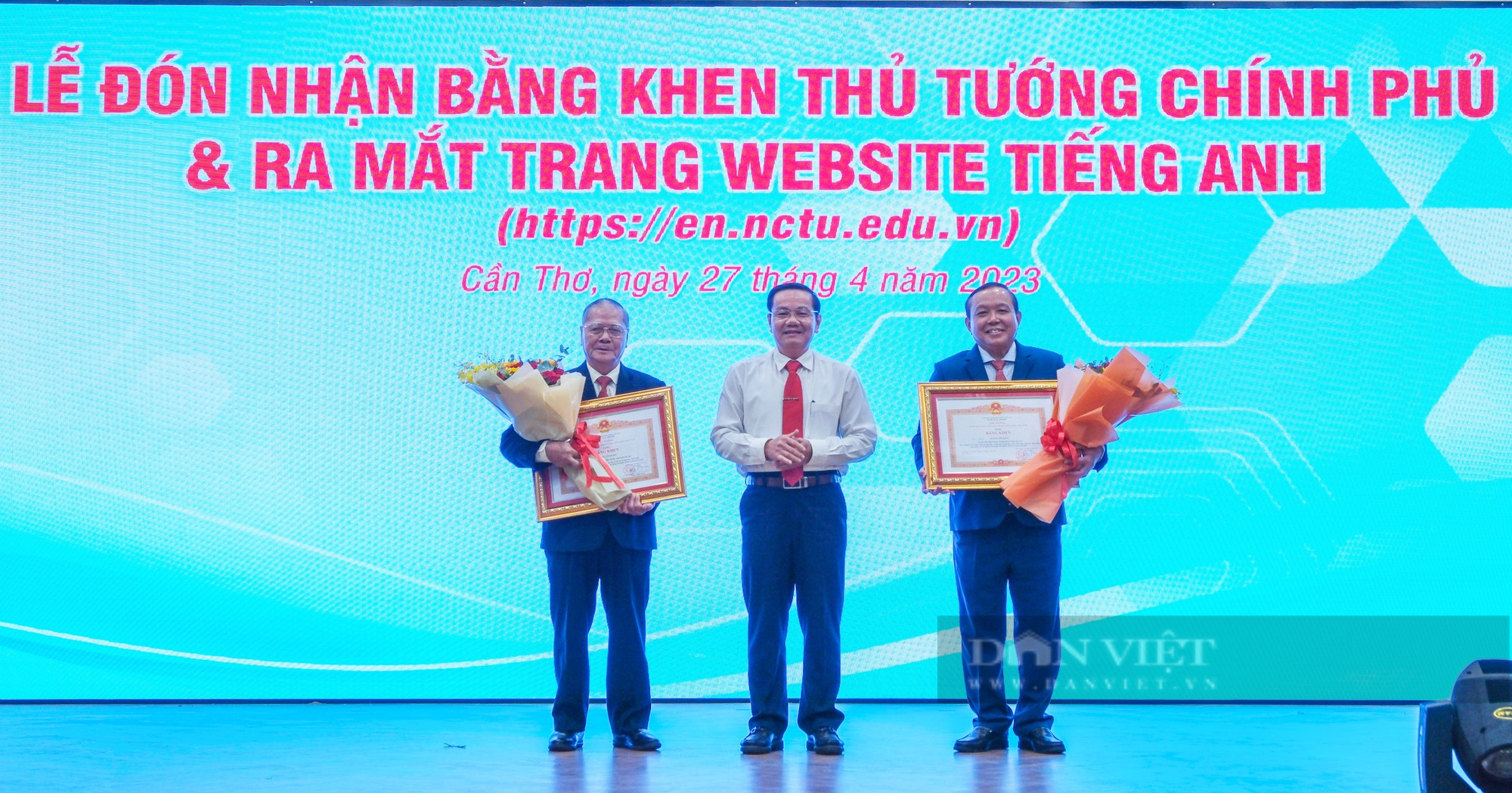 Trường Đại học Nam Cần Thơ đón nhận bằng khen của Thủ tướng Chính phủ - Ảnh 1.