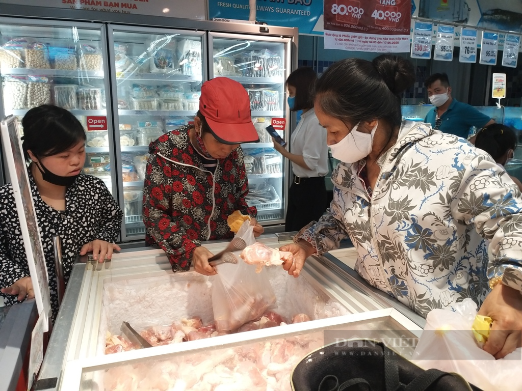 Giá gia cầm hôm nay 27/4: Người nuôi gà, vịt liên tục thua lỗ, Việt Nam vẫn ồ ạt nhập khẩu thịt gia cầm - Ảnh 1.