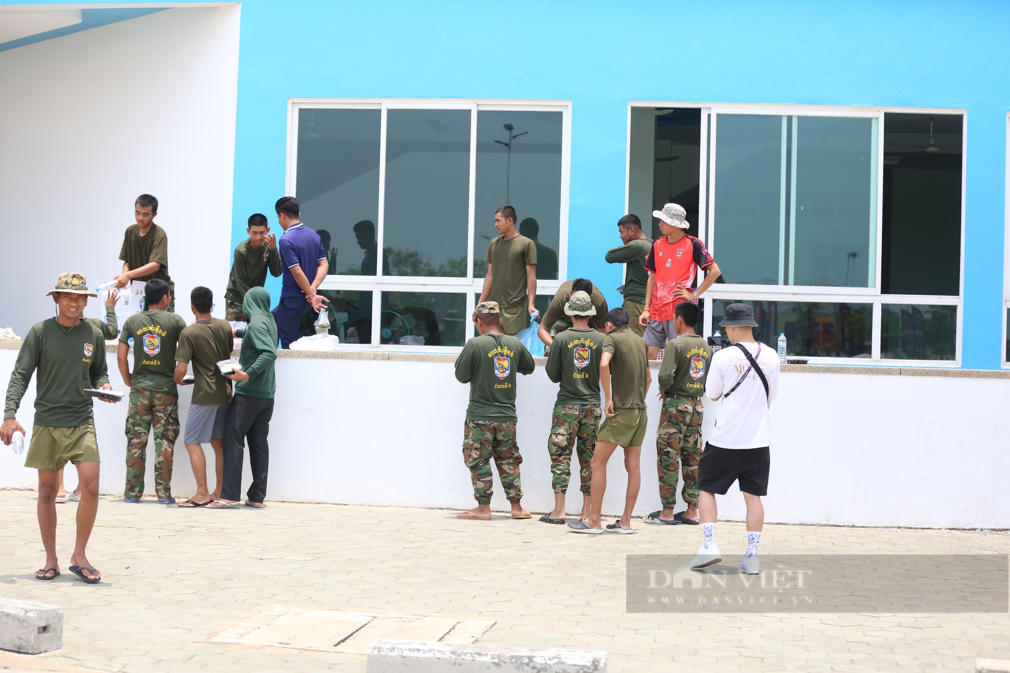 Quân đội Campuchia dựng &quot;nhà bạt dã chiến&quot; phục vụ SEA Games 32 - Ảnh 1.