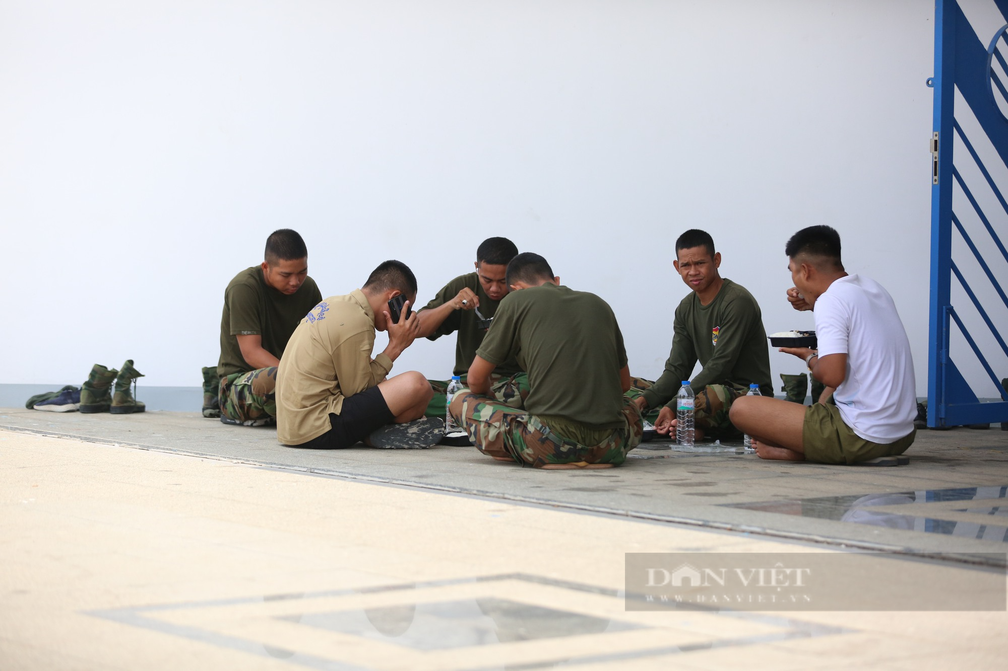 Quân đội Campuchia dựng &quot;nhà bạt dã chiến&quot; phục vụ SEA Games 32 - Ảnh 3.