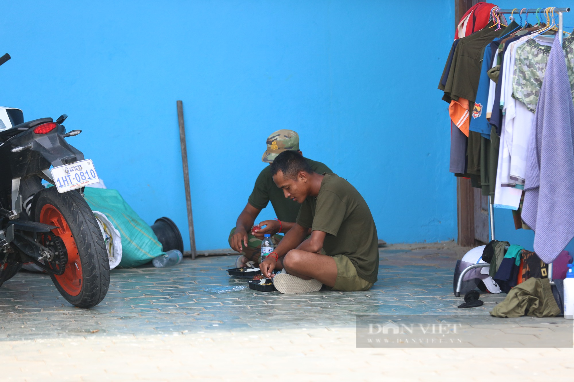 Quân đội Campuchia dựng &quot;nhà bạt dã chiến&quot; phục vụ SEA Games 32 - Ảnh 4.