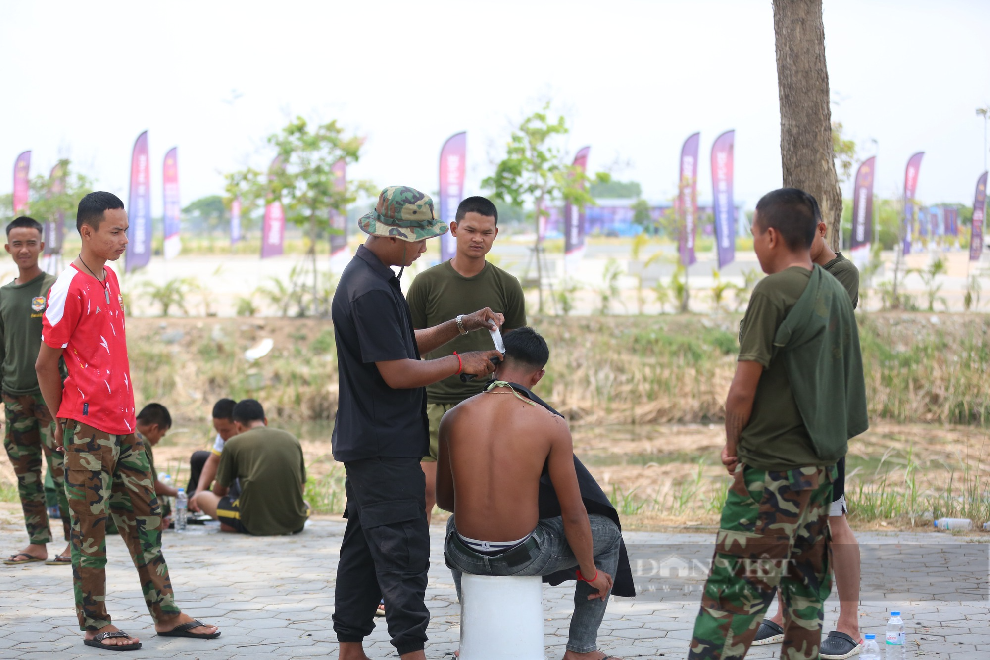 Quân đội Campuchia dựng &quot;nhà bạt dã chiến&quot; phục vụ SEA Games 32 - Ảnh 6.