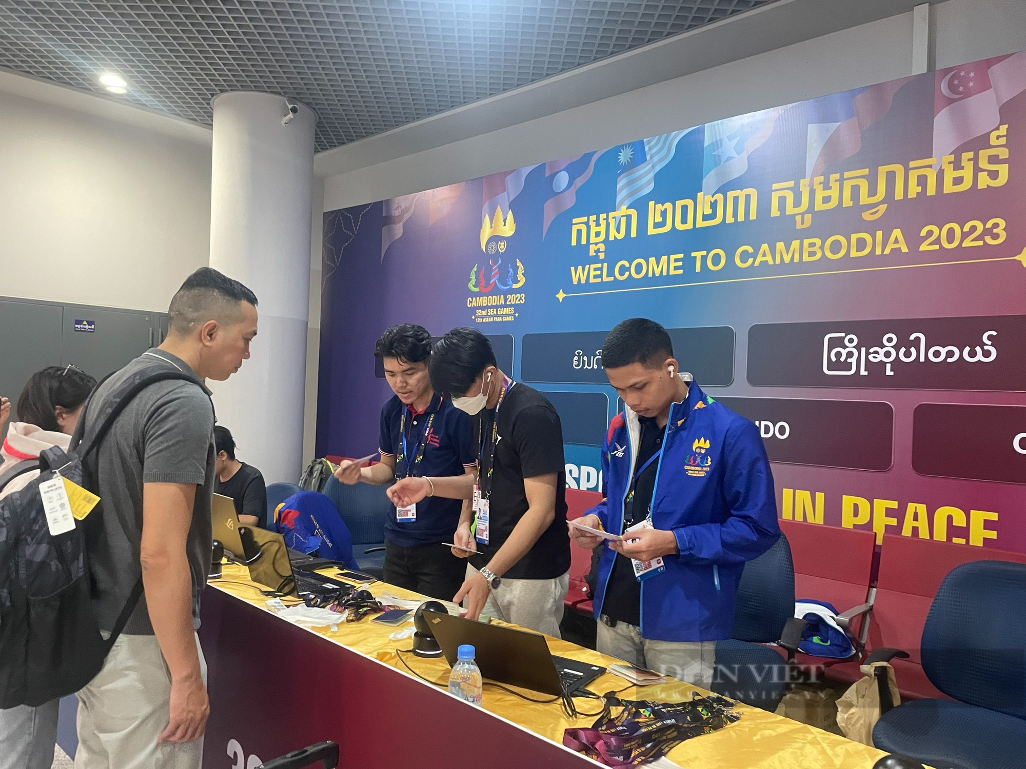 Lực lượng an ninh tại sân bay Phnom Phenh ngày đêm làm việc chuẩn bị cho SEA Games 32 - Ảnh 3.