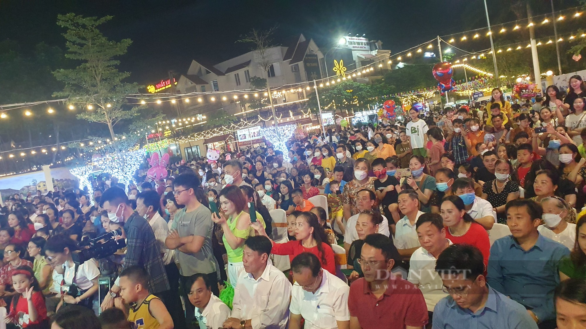 Hàng nghìn người thích thú trải nghiệm phố ẩm thực đầu tiên của Hà Tĩnh - Ảnh 2.