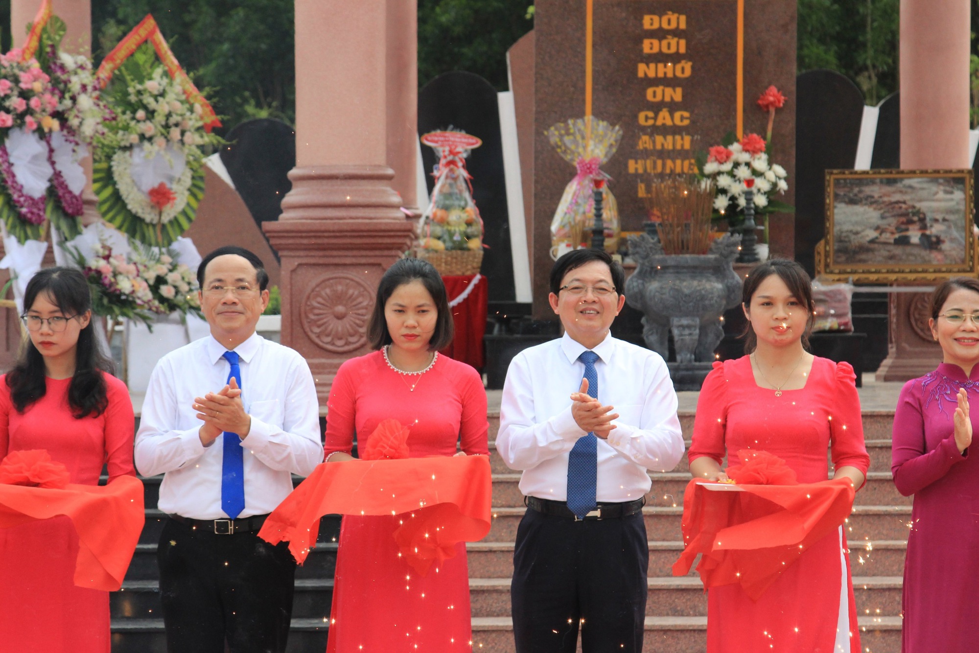 Bình Định: Khánh thành Bia di tích và mộ tập thể các liệt sĩ hy sinh tại đồi Xuân Sơn - Ảnh 6.