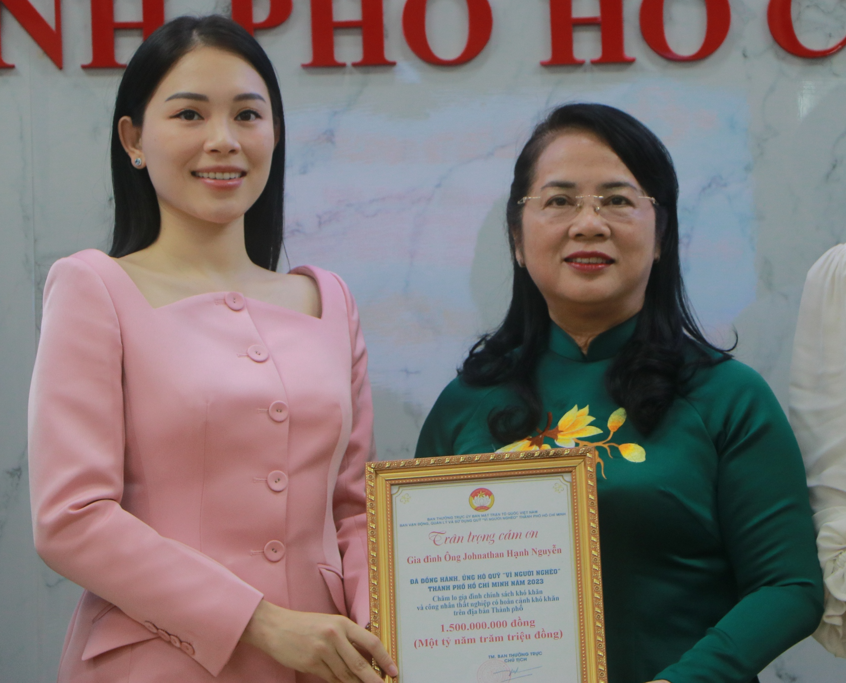 Hoãn đám cưới tại Việt Nam, gia đình ông Johnathan Hạnh Nguyễn ủng hộ 1,5 tỷ đồng cho MTTQ TP.HCM - Ảnh 3.