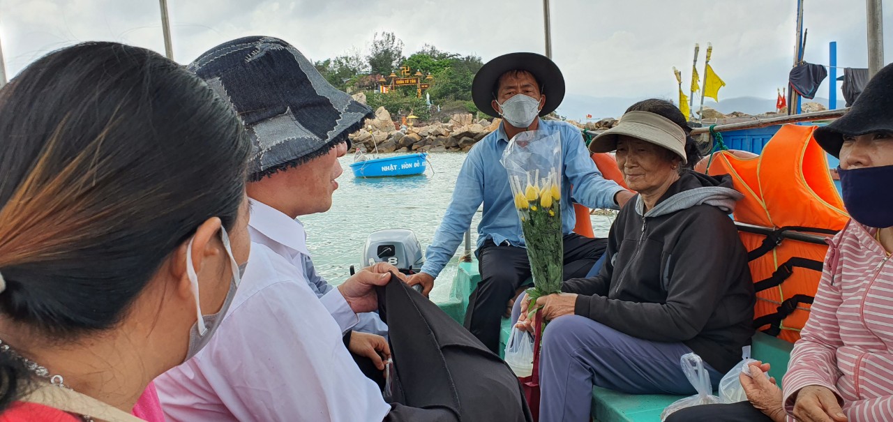 Một ngôi chùa nằm ở Nha Trang, xung quanh toàn biển, ai đến cũng thích - Ảnh 1.