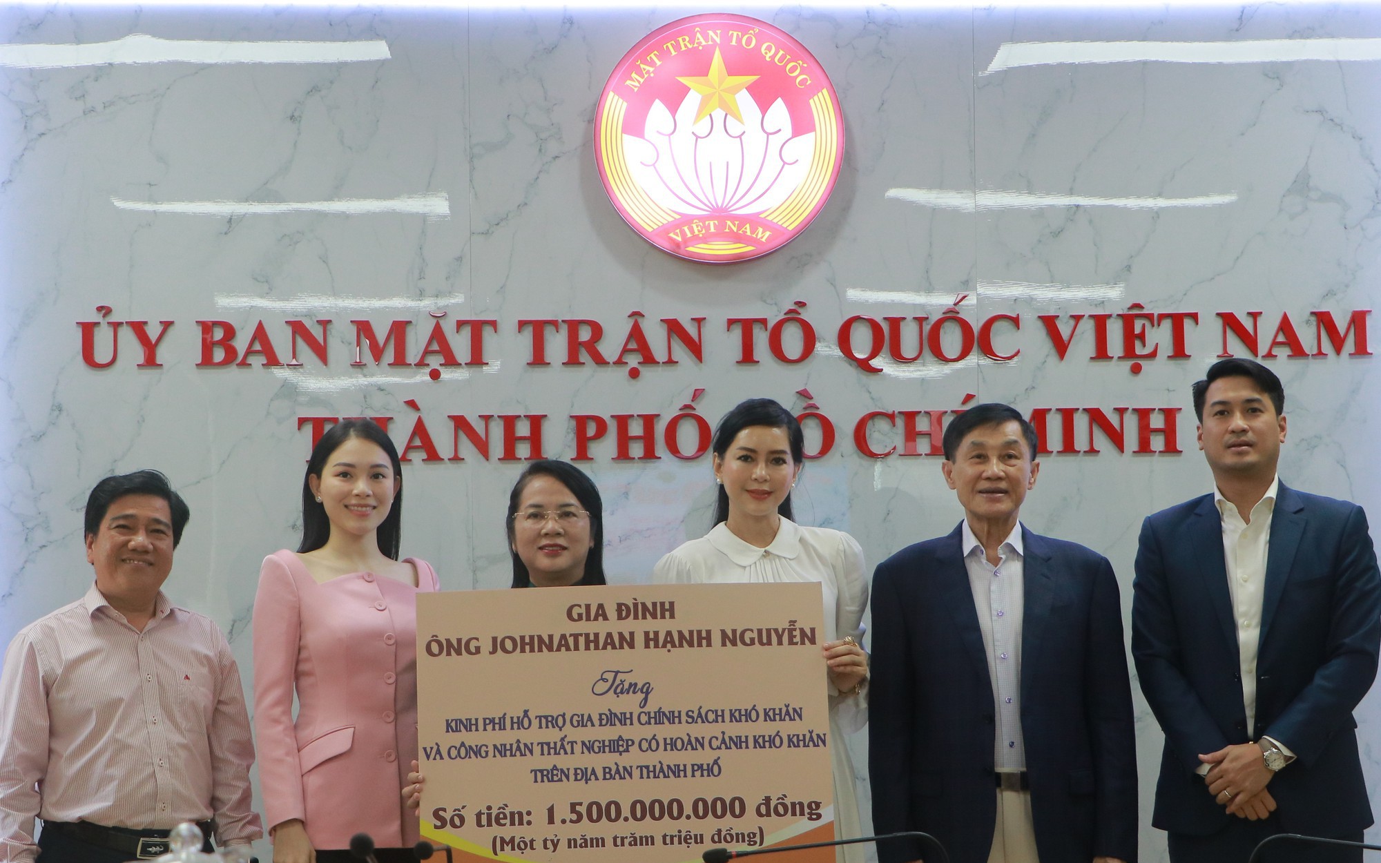 Hoãn đám cưới tại Việt Nam, con trai ông Johnathan Hạnh Nguyễn ủng hộ 1,5 tỷ đồng cho công nhân khó khăn, thất nghiệp