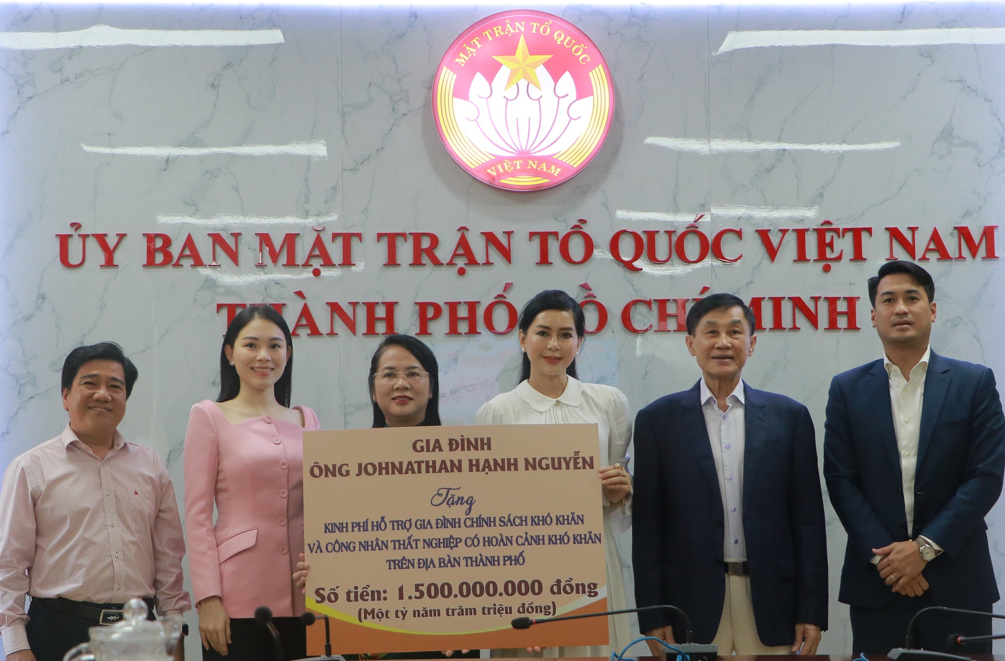 Hoãn đám cưới tại Việt Nam, gia đình ông Johnathan Hạnh Nguyễn ủng hộ 1,5 tỷ đồng cho MTTQ TP.HCM - Ảnh 1.