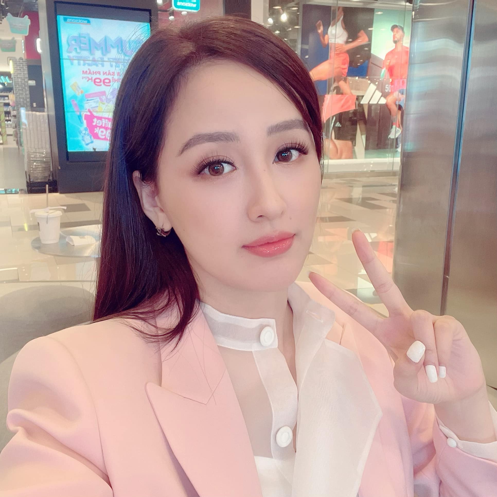 Hoa hậu Mai Phương Thúy vẫn xinh đẹp, cuốn hút sau nghi vấn mang bầu, sinh con gái giấu kín  - Ảnh 2.