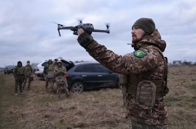 Ukraine lên kế hoạch bao vây quân Nga bằng 100.000 UAV tự sát chết chóc? - Ảnh 1.