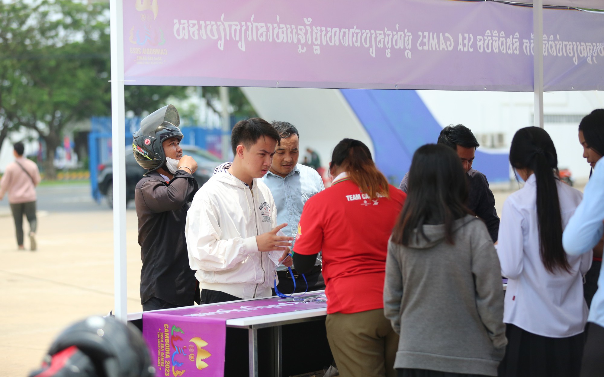 Tình nguyện viên xinh đẹp người Campuchia mời gọi nhận vé xem SEA Games 32 miễn phí