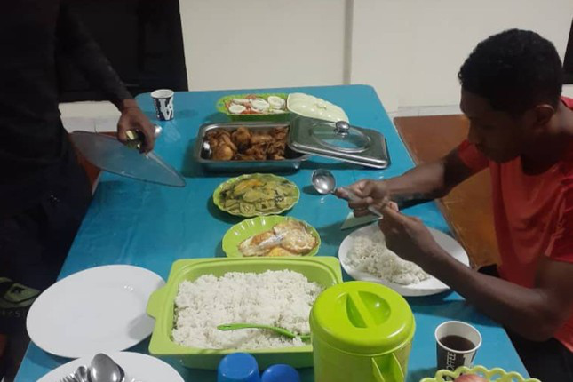 SEA Games 32: Xót xa bữa ăn đạm bạc và đôi giày mòn vẹt của các VĐV Timor Leste - Ảnh 1.