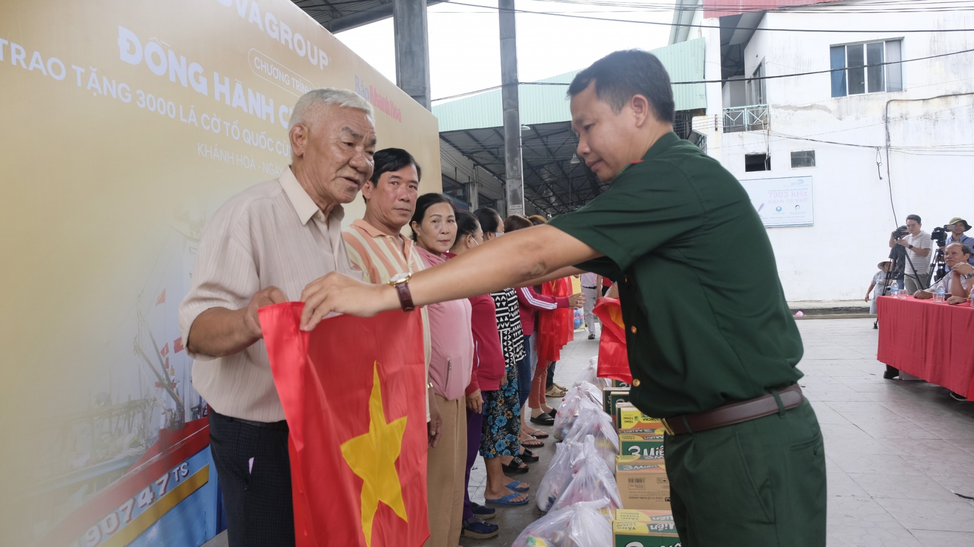 Tặng 3.000 lá cờ cho ngư dân Khánh Hòa - Ảnh 1.