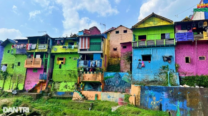 Cận cảnh khu ổ chuột tồi tàn bậc nhất Indonesia thành điểm du lịch hấp dẫn - Ảnh 2.