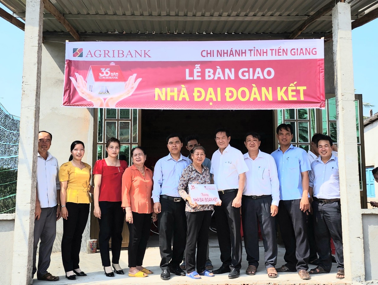 Agribank Tiền Giang bàn giao 3 căn nhà đại đoàn kết chào mừng 15 năm thành lập huyện Tân Phú Đông  - Ảnh 3.