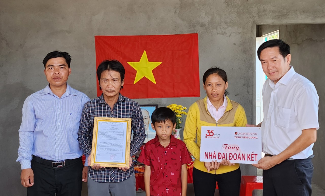 Agribank Tiền Giang bàn giao 3 căn nhà đại đoàn kết chào mừng 15 năm thành lập huyện Tân Phú Đông  - Ảnh 1.