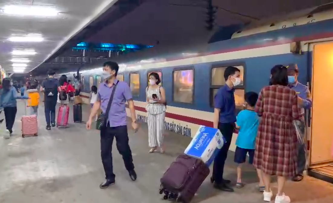 Cận cảnh người dân đổ dồn về ga Hà Nội về quê nghỉ lễ 30/4 - 1/5 - Ảnh 6.