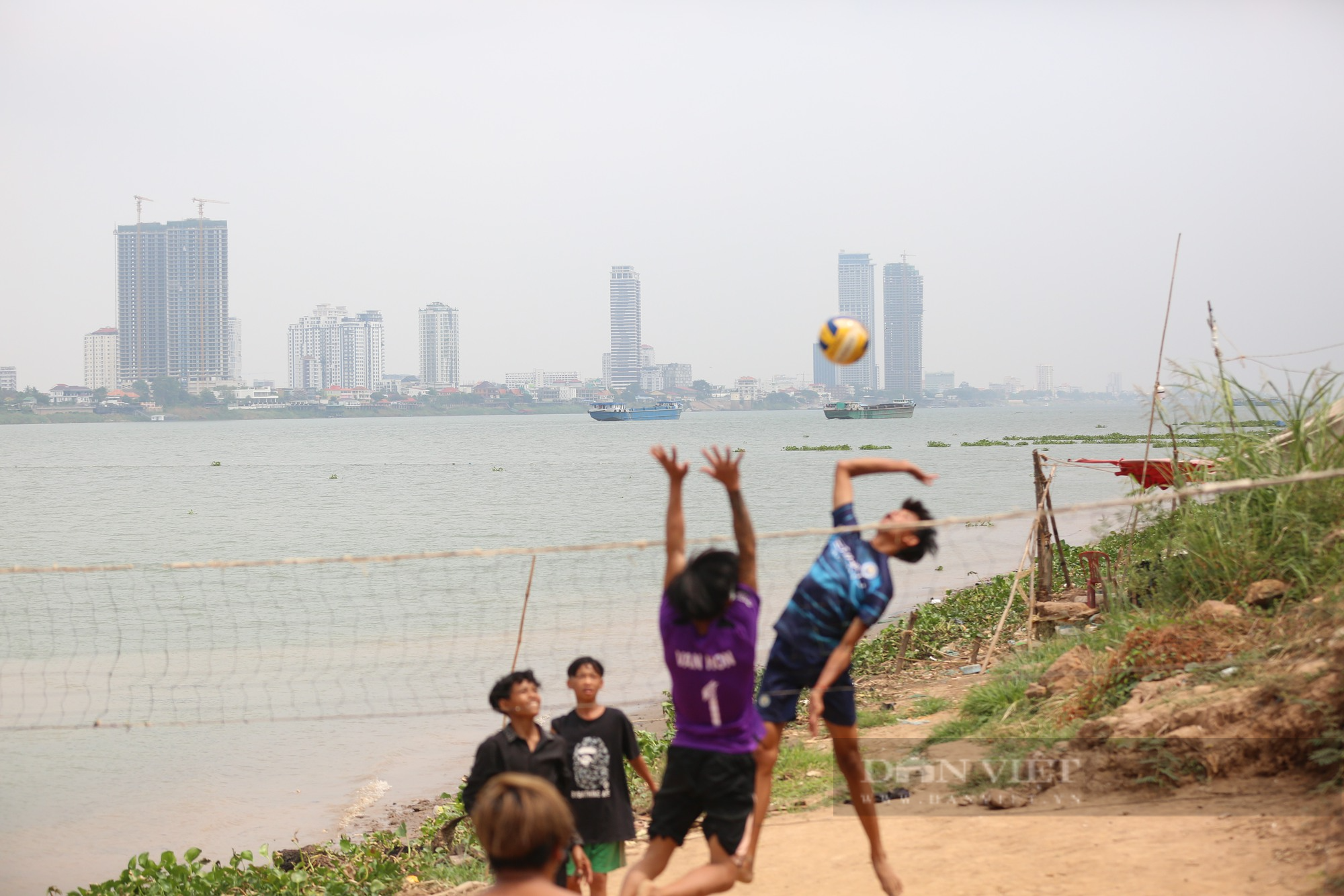 SEA Games 32: Đến Bãi Cải (Phnom Penh), xem trận bóng chuyền &quot;siêu kinh điển&quot; - Ảnh 9.