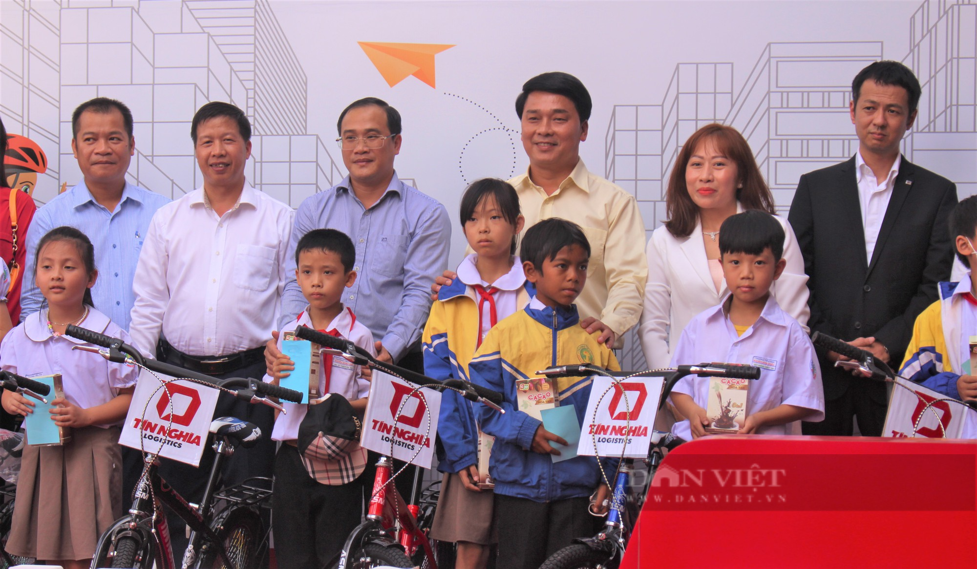Đắk Lắk: Một doanh nghiệp đã trao 85 chiếc xe đạp cho học sinh có hoàn cảnh khó khăn - Ảnh 4.