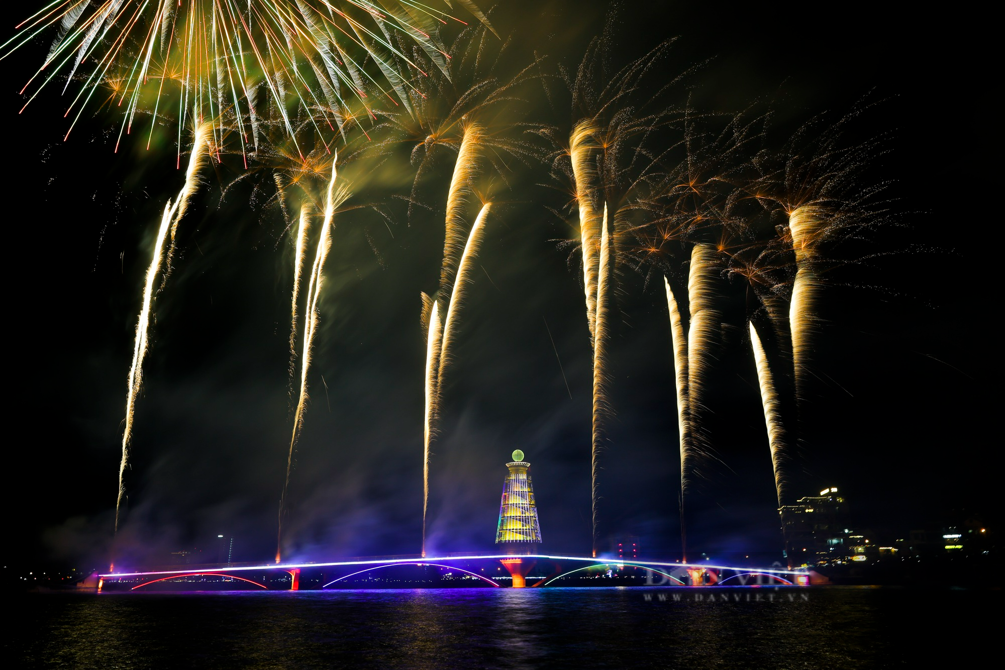 Phú Thọ: Hàng vạn người người đổ về Công viên Văn Lang xem pháo hoa tại Lễ hội Đền Hùng - Ảnh 1.