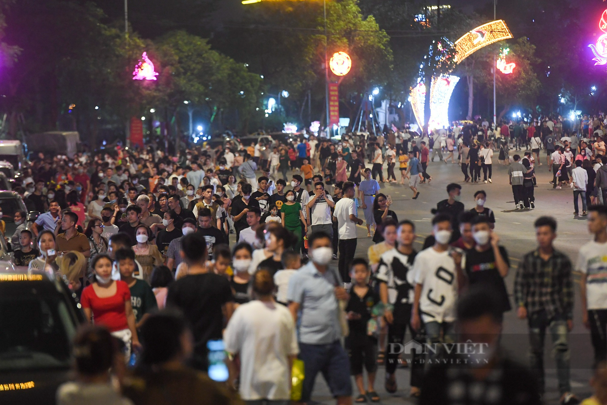 Phú Thọ: Hàng vạn người người đổ về Công viên Văn Lang xem pháo hoa tại Lễ hội Đền Hùng - Ảnh 2.