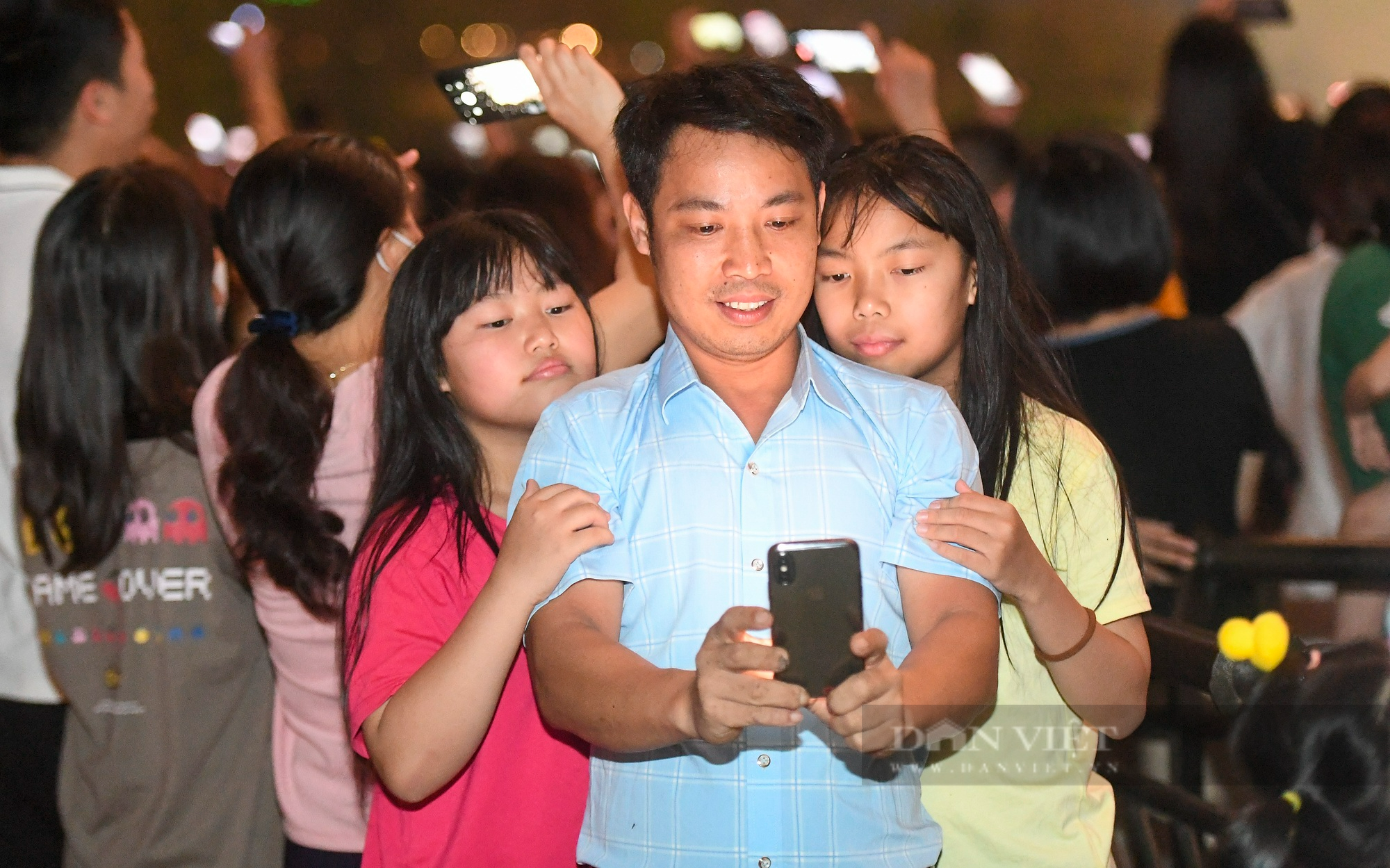 Phú Thọ: Hàng vạn người người đổ về Công viên Văn Lang xem pháo hoa tại Lễ hội Đền Hùng - Ảnh 6.