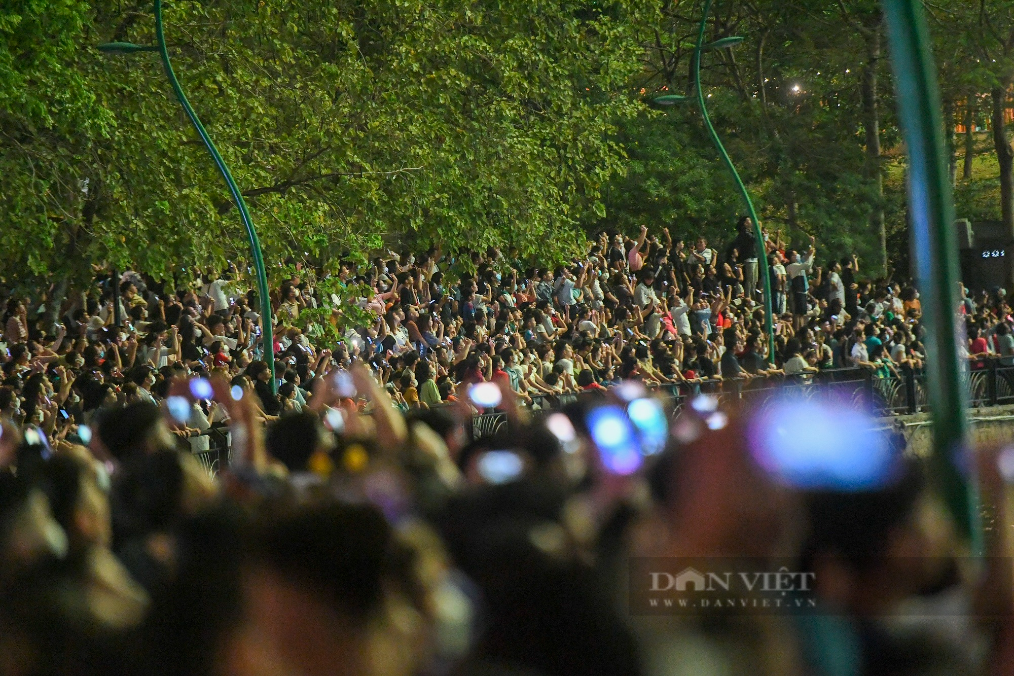 Phú Thọ: Hàng vạn người người đổ về Công viên Văn Lang xem pháo hoa tại Lễ hội Đền Hùng - Ảnh 8.