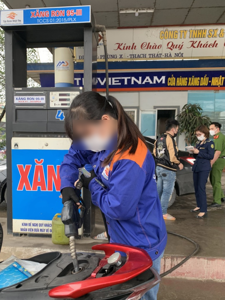 Hà Nội: Một cây xăng bị điều tra vì bán xăng kém chất lượng - Ảnh 1.