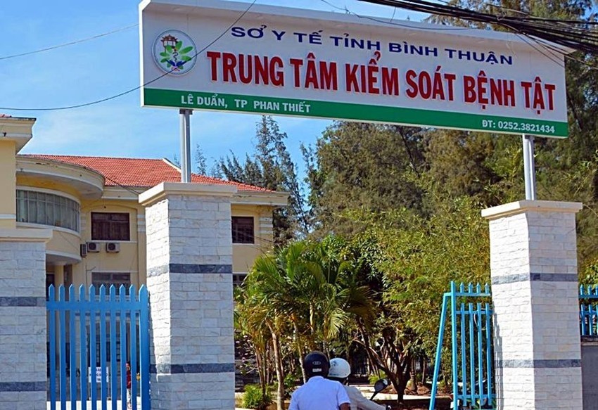 Giám đốc CDC và giám đốc Bệnh viện tỉnh Bình Thuận bị kỷ luật do liên quan đến kit test Việt Á - Ảnh 1.