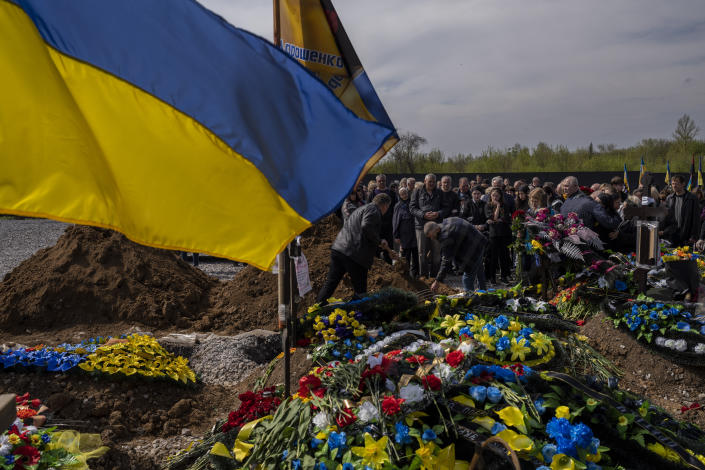 Những ngày dài đào mộ kể chuyện tử sĩ Ukraine - Ảnh 1.