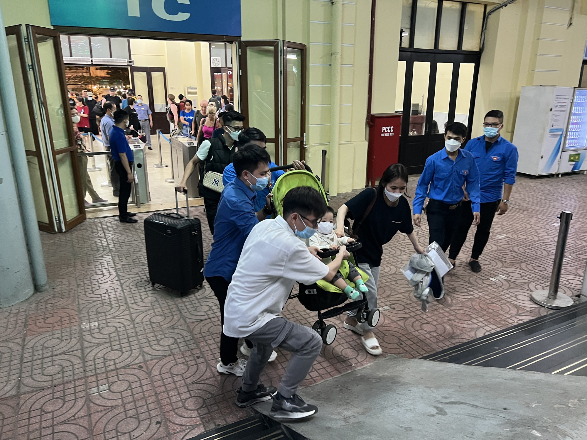 Cận cảnh người dân đổ dồn về ga Hà Nội về quê nghỉ lễ 30/4 - 1/5 - Ảnh 5.