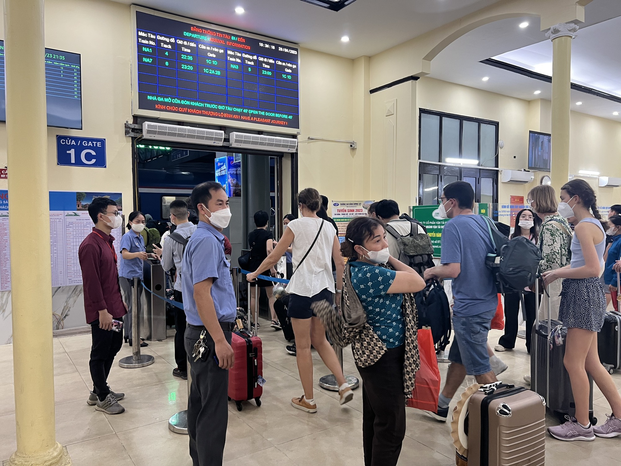 Cận cảnh người dân đổ dồn về ga Hà Nội về quê nghỉ lễ 30/4 - 1/5 - Ảnh 2.