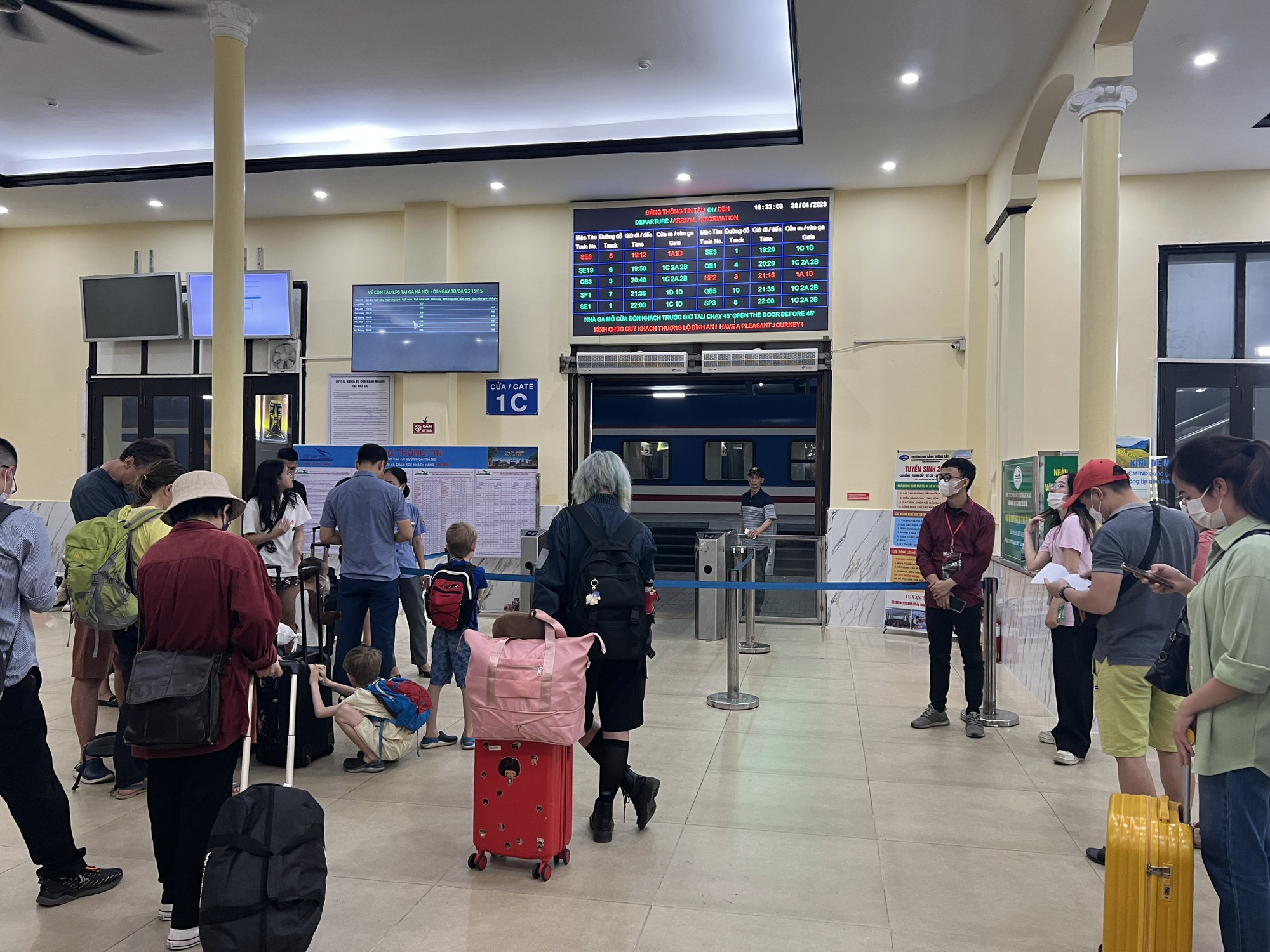 Cận cảnh người dân đổ dồn về ga Hà Nội về quê nghỉ lễ 30/4 - 1/5 - Ảnh 3.