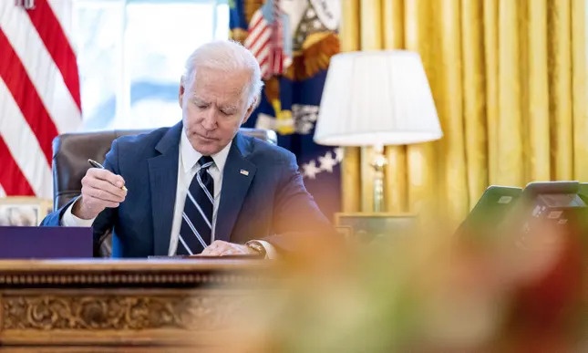 Báo Mỹ: Ông Biden cho lắp tivi bí mật trong Phòng Bầu dục - Ảnh 1.