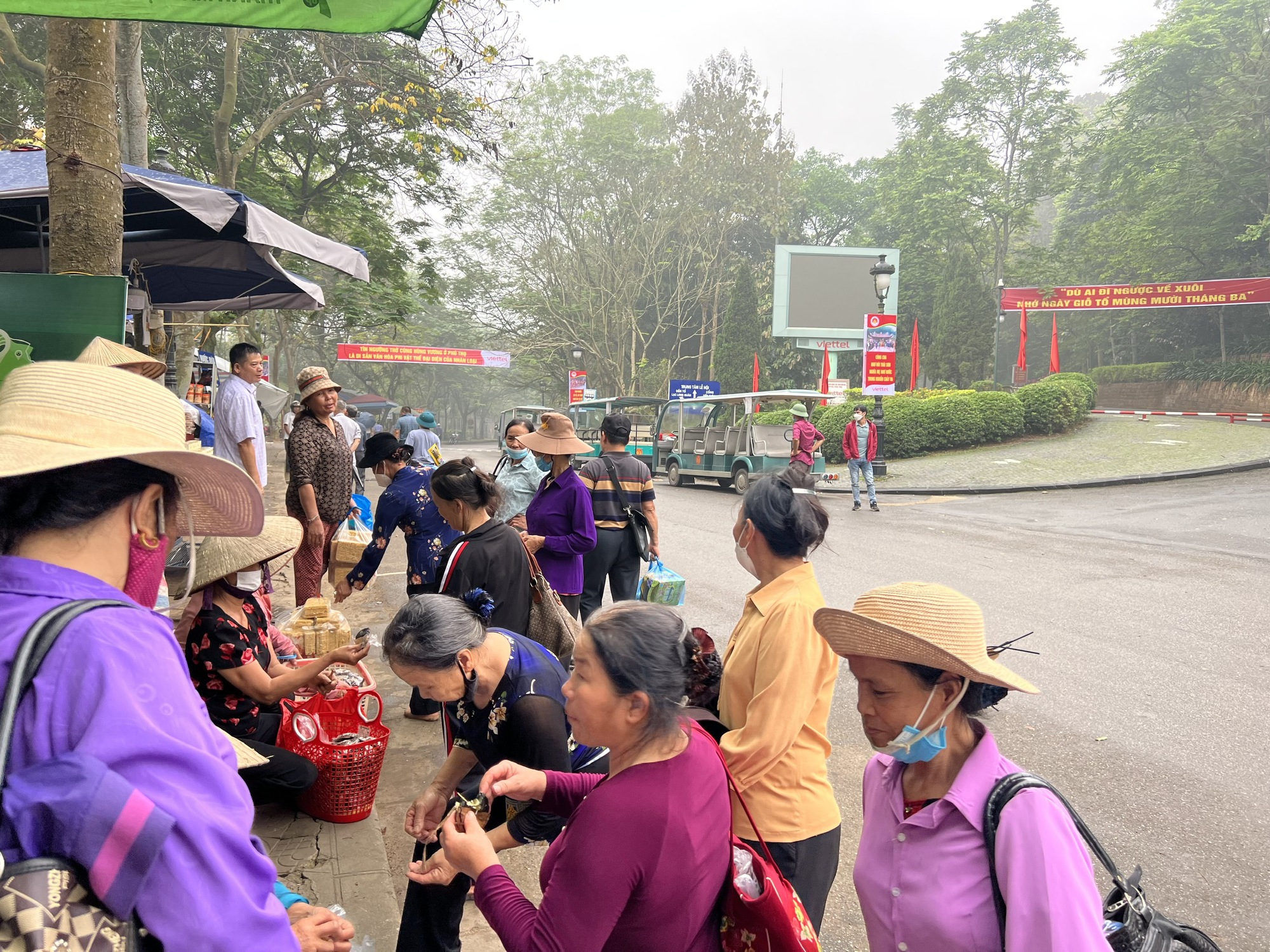 Sợ chen chúc, xô đẩy ngày chính lễ Giỗ Tổ, dòng người đã về Đền Hùng dâng hương, vãn cảnh - Ảnh 2.