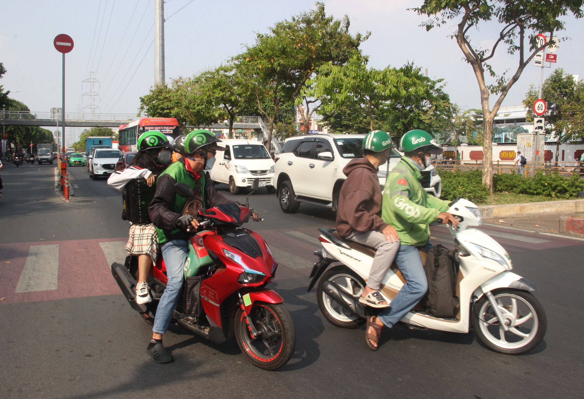 TP.HCM người dân nghỉ lễ về quê các cửa ngõ ùn tắc giao thông - Ảnh 10.