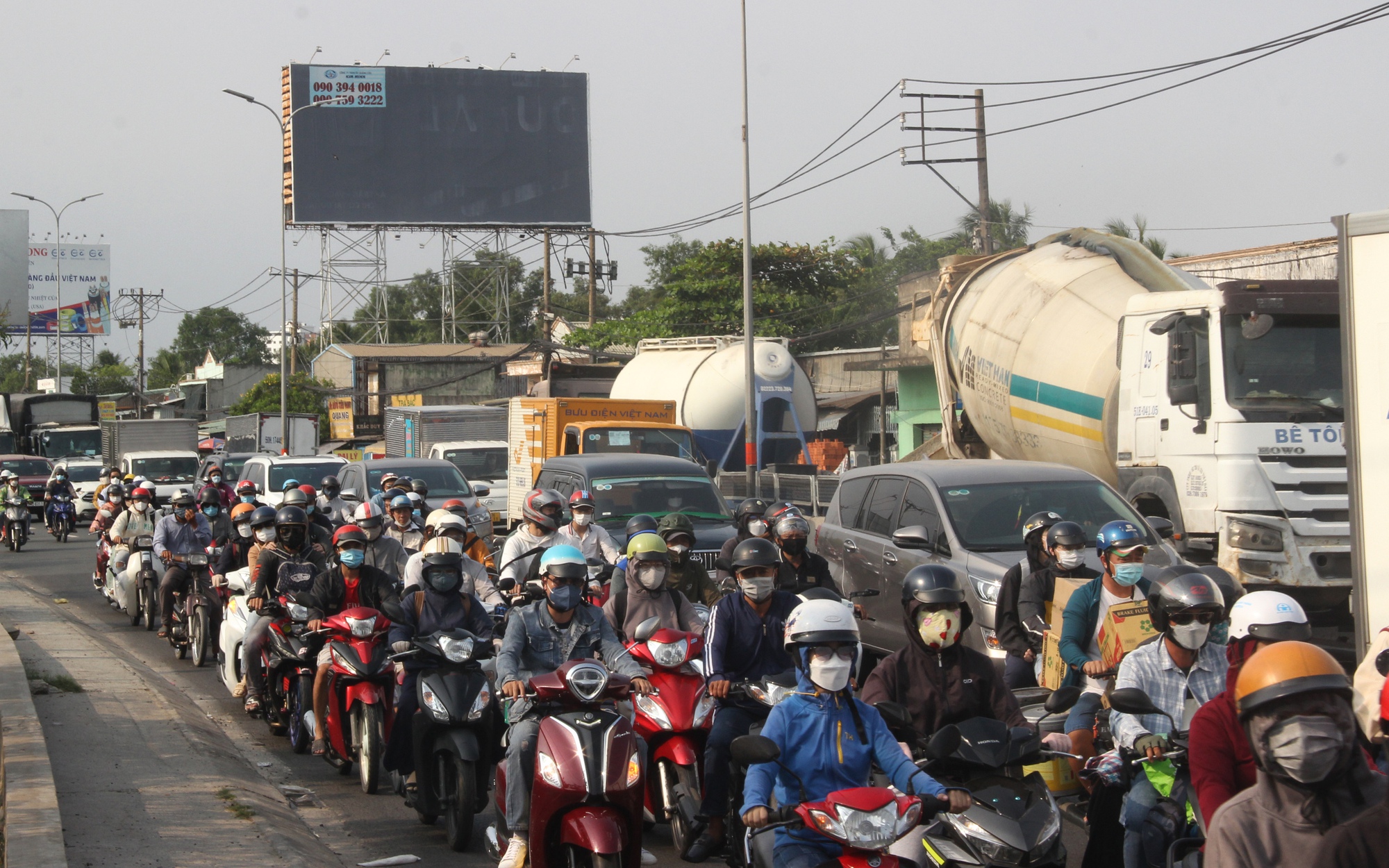 TP.HCM người dân nghỉ lễ về quê các cửa ngõ ùn tắc giao thông - Ảnh 4.