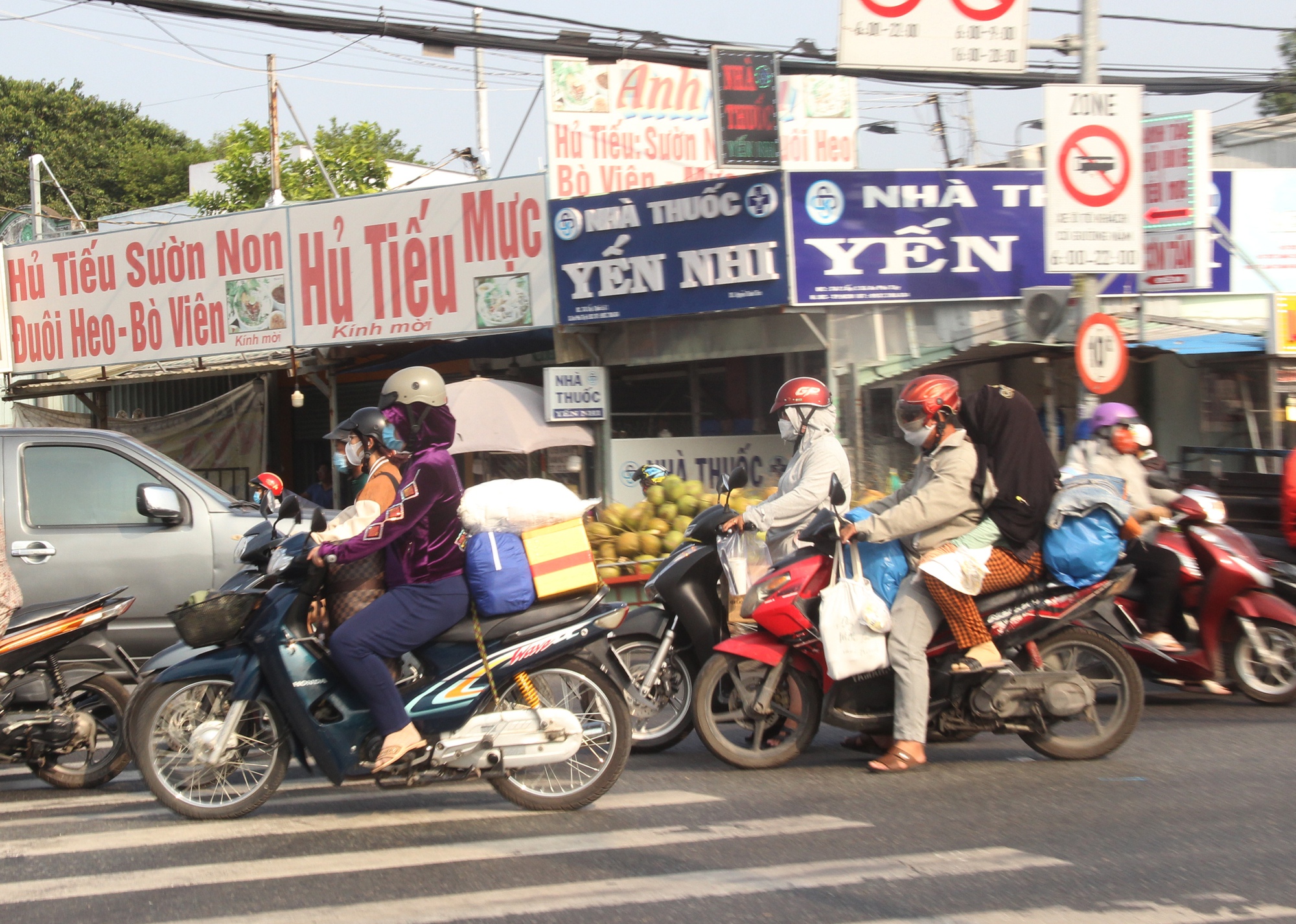 TP.HCM người dân nghỉ lễ về quê các cửa ngõ ùn tắc giao thông - Ảnh 11.