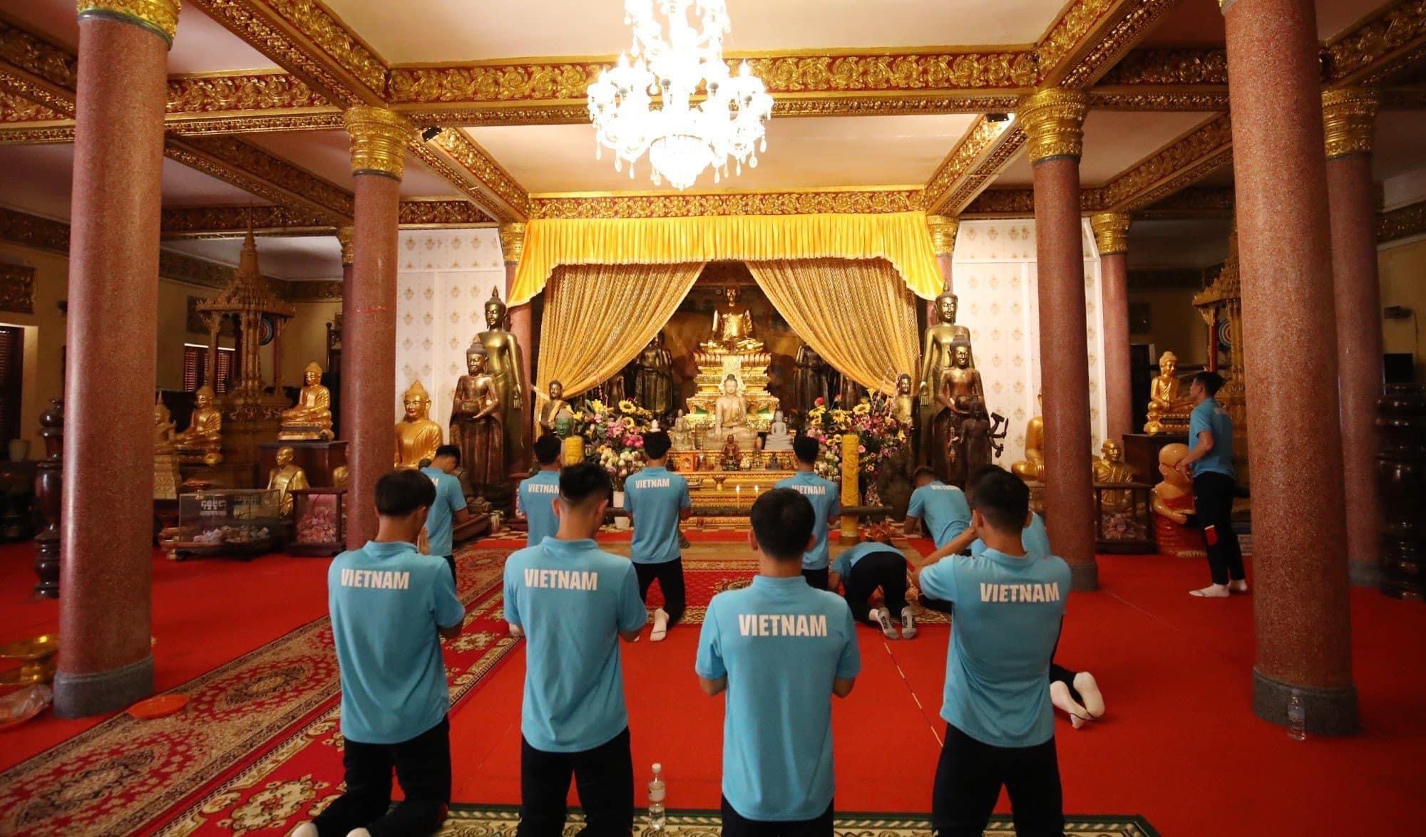 U22 Việt Nam thành tâm cầu nguyện trước trận đấu vs U22 Lào - Ảnh 4.
