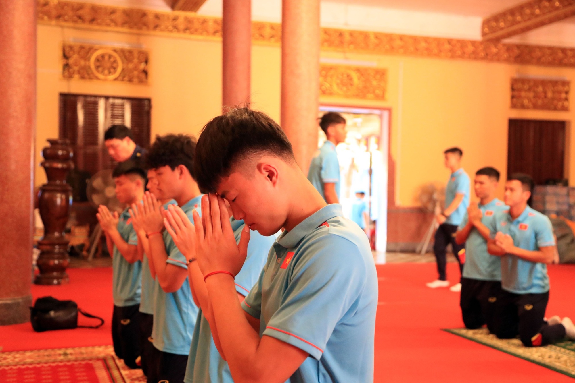 U22 Việt Nam thành tâm cầu nguyện trước trận đấu vs U22 Lào - Ảnh 7.