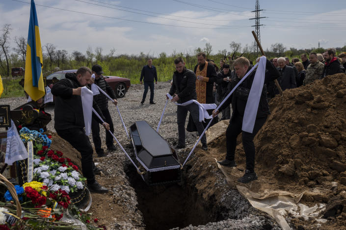 Những ngày dài đào mộ kể chuyện tử sĩ Ukraine - Ảnh 2.
