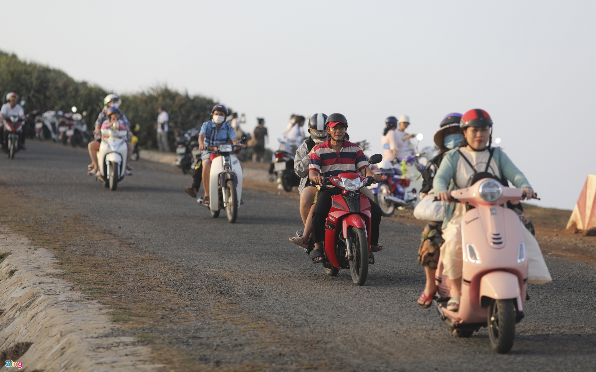 Rất đông du khách tham quan Phú Quý - Ảnh 7.