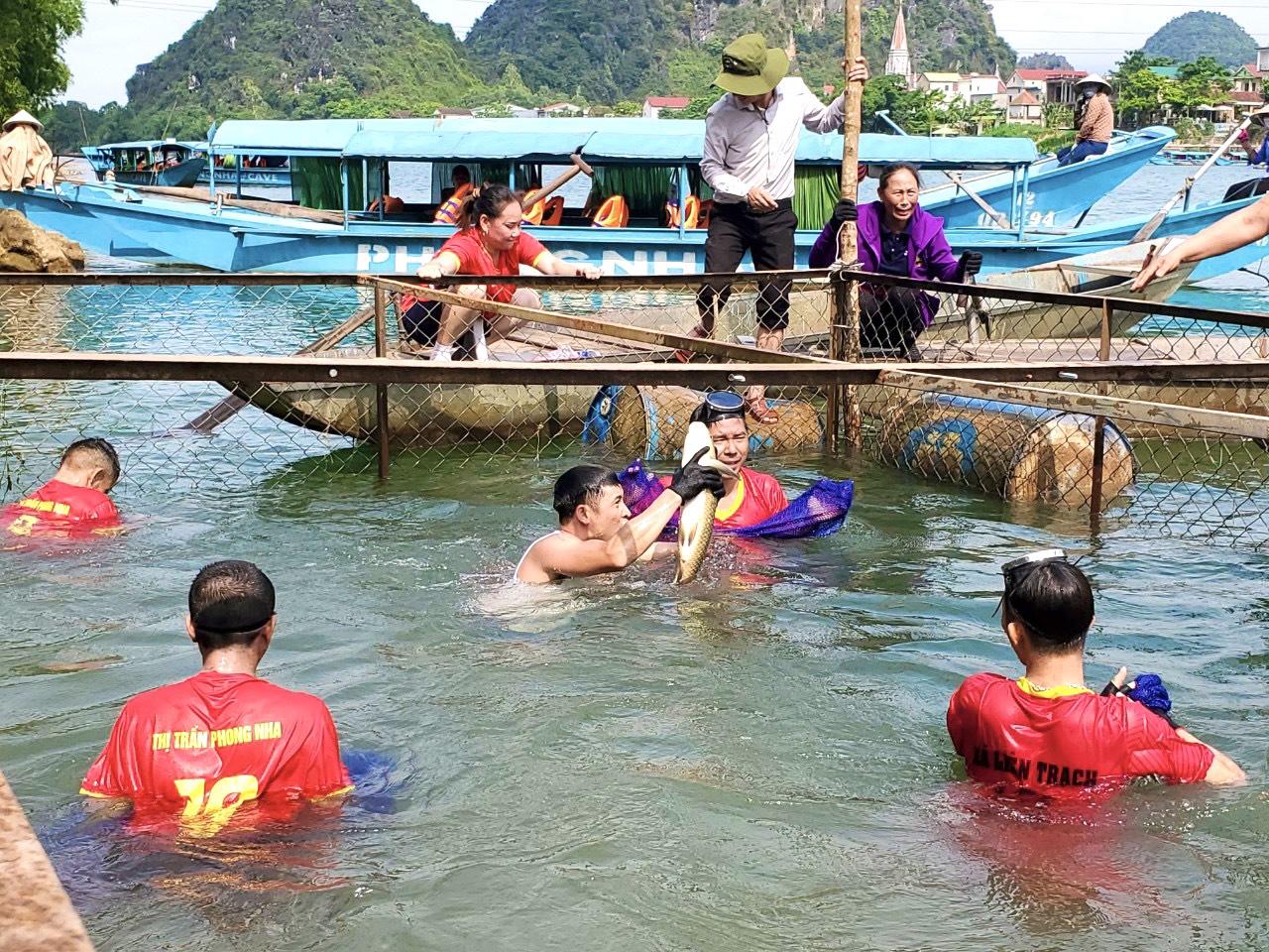 Quảng Bình: Xem nông dân thi nhau bắt cá dưới sông Son và tuyển chọn &quot;hoa hậu cá trắm&quot; năm 2023  - Ảnh 2.