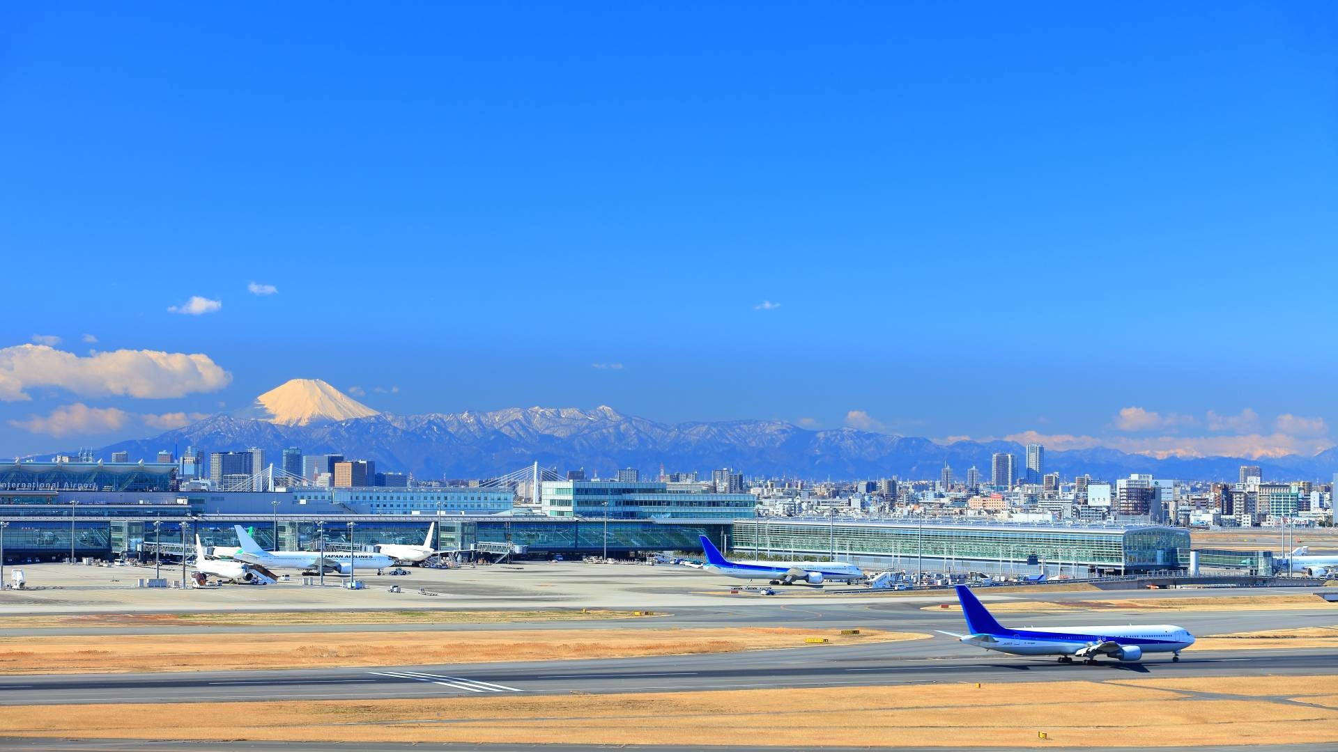 Cảnh vừa tắm suối nước nóng vừa ngắm máy bay ở sân bay Nhật - Ảnh 7.