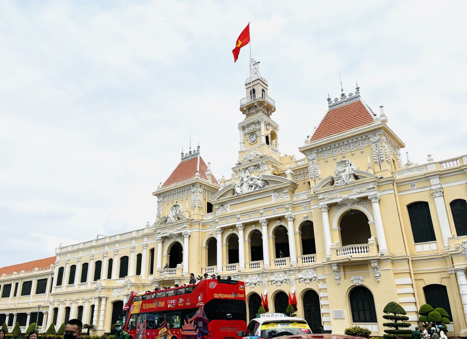 Du khách hào hứng khi lần đầu vào tham quan trụ sở HĐND và UBND TP Hồ Chí Minh - Ảnh 11.