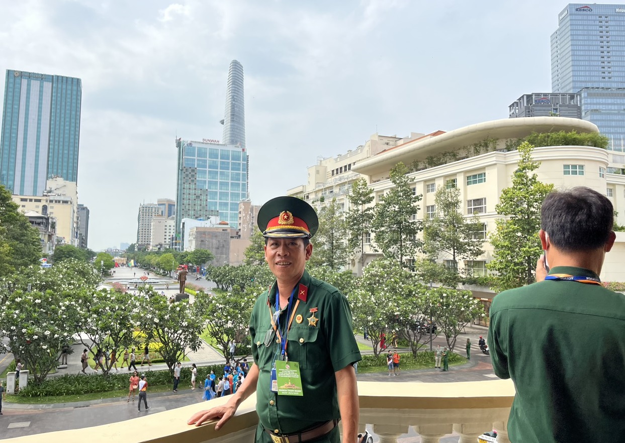 Du khách hào hứng khi lần đầu vào tham quan trụ sở HĐND và UBND TP Hồ Chí Minh - Ảnh 7.