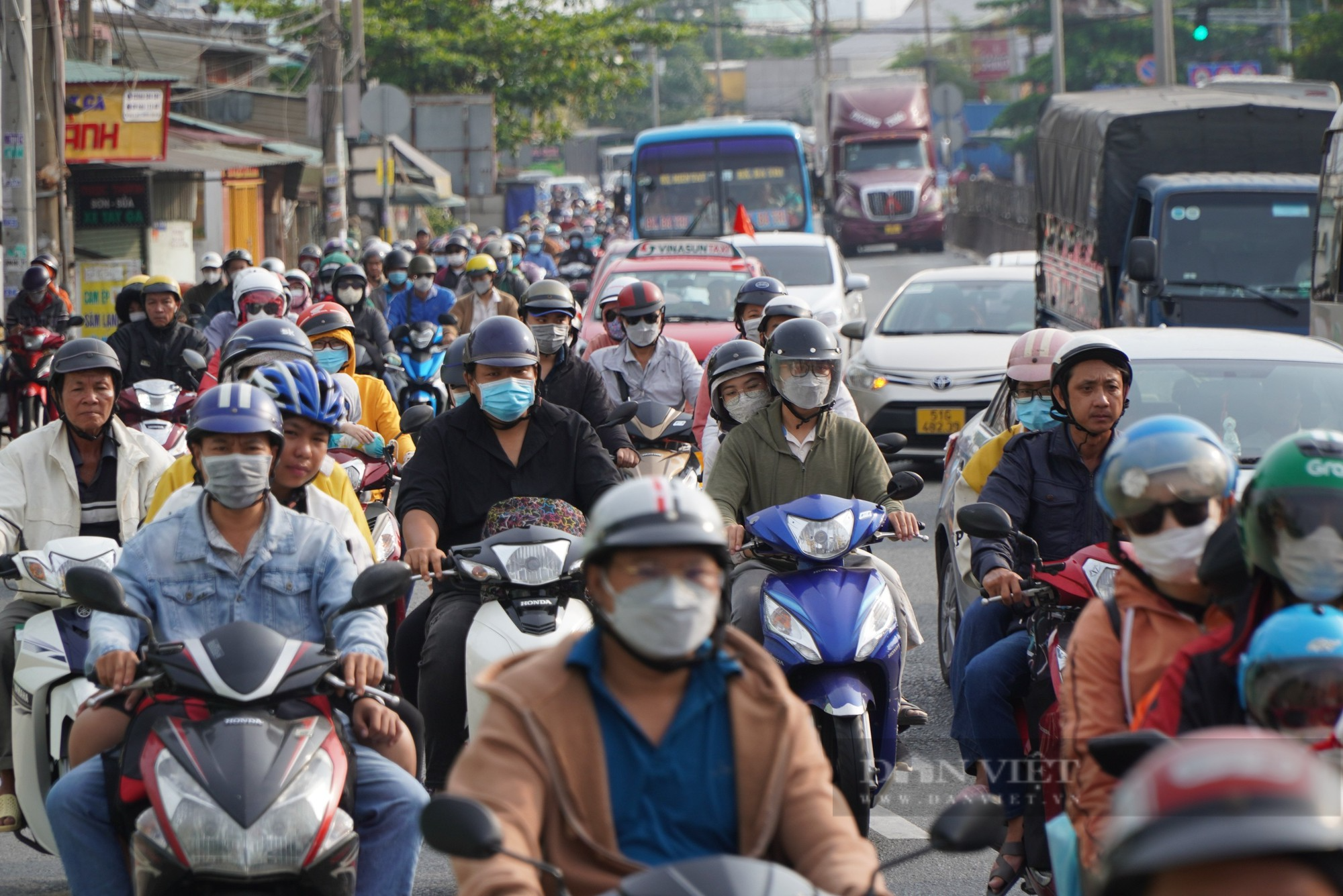 Người dân bắt đầu rời TP.HCM đi nghỉ lễ, cửa ngõ miền Tây, Đông kẹt cứng người và phương tiện - Ảnh 1.