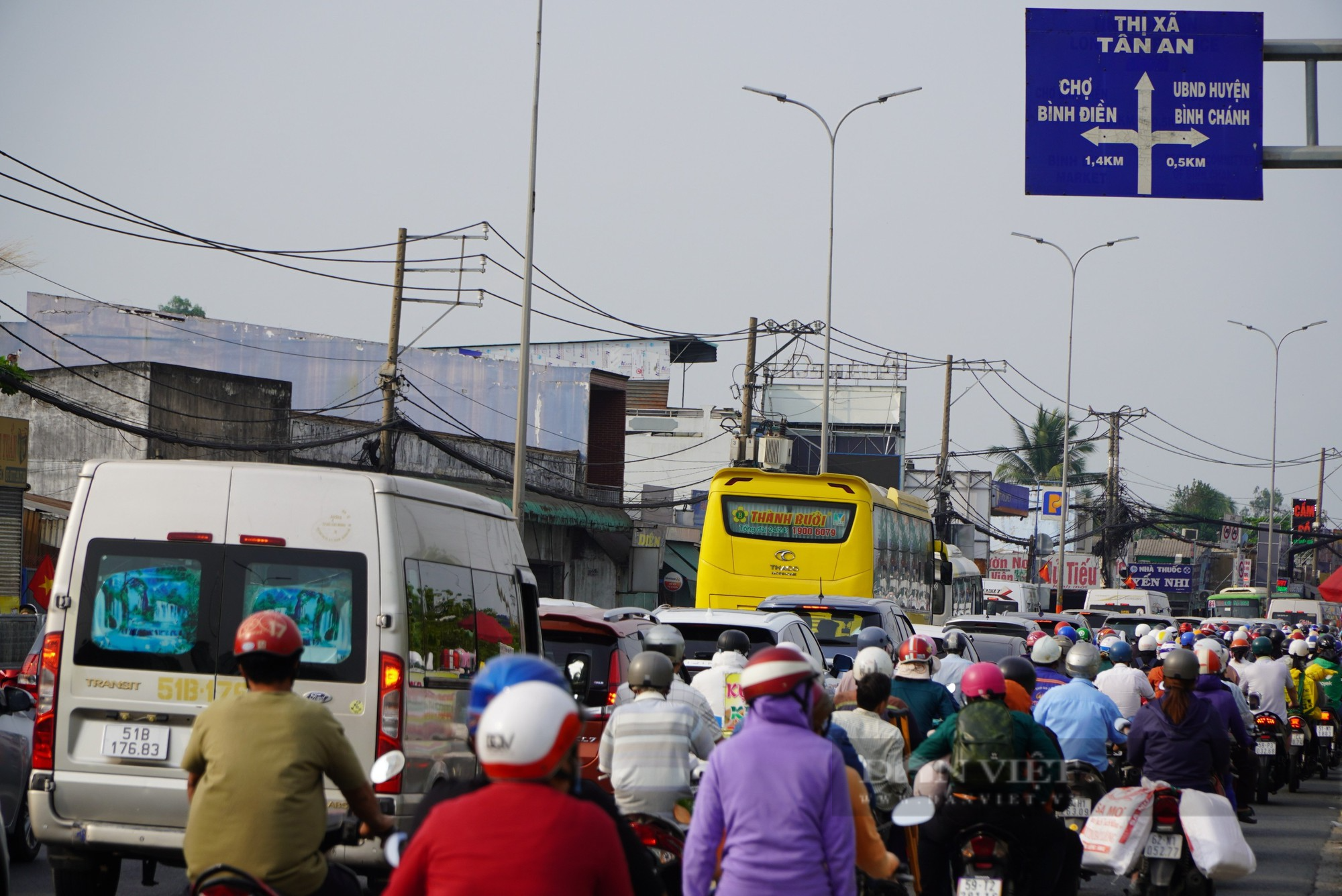 Người dân bắt đầu rời TP.HCM đi nghỉ lễ, cửa ngõ miền Tây, Đông kẹt cứng người và phương tiện - Ảnh 3.